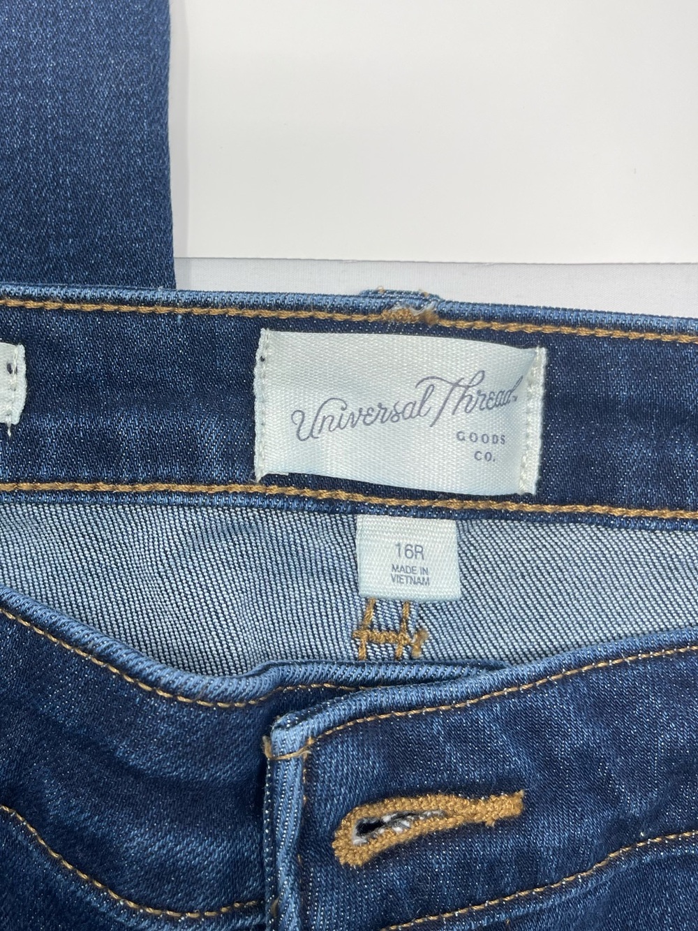 Universal Thread Women’s Indigo High-Rise Stretch Jeans
